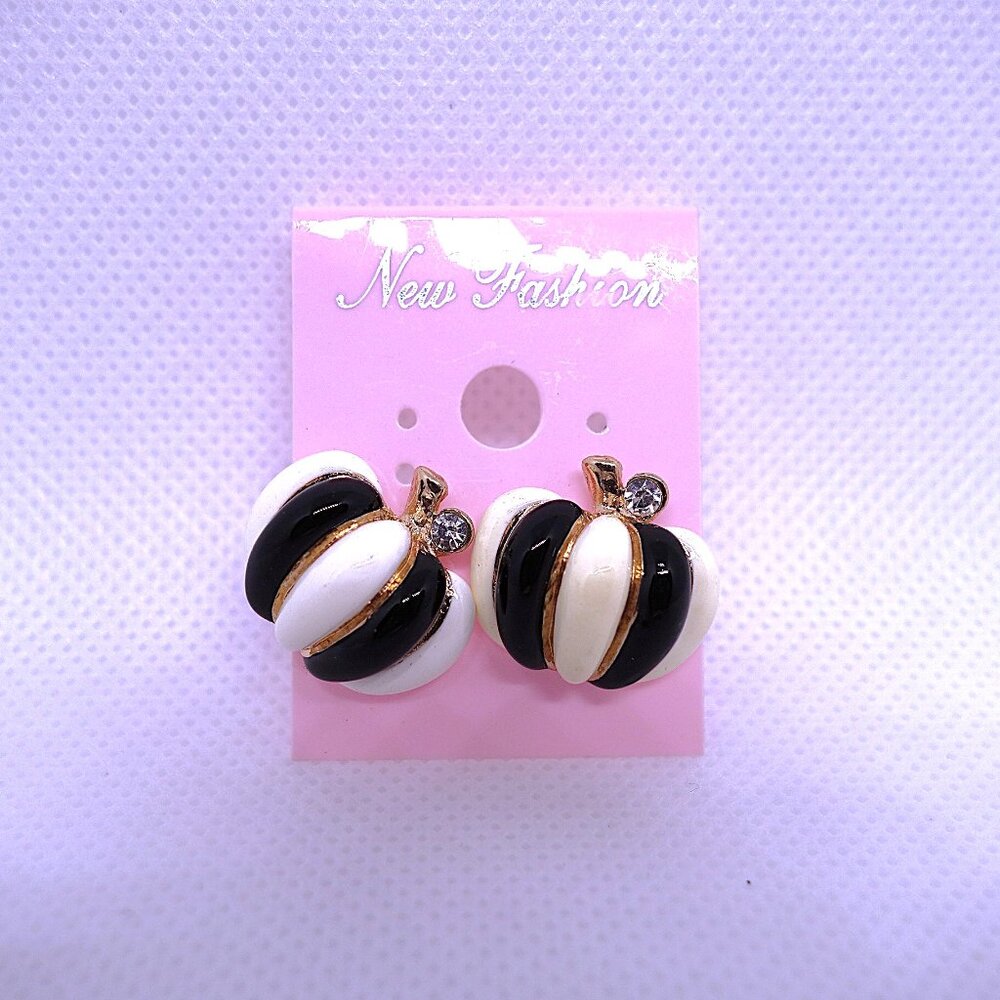 💎4/25💎NOS Vintage Retro 1980s Black White Enamel Pumpkin Pierced Stud Earrings